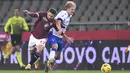 Gelandang Torino, Karol Linetty berusaha merebut bola saat menghadapi Sampdoria pada putaran kesembilan Liga Italia Serie A di stadion Olimpico Grande Torino, Selasa (1/12/2020) dini hari WIB. Torino diimbangi Sampdoria dengan skor 2-2. (Fabio Ferrari/LaPresse via AP)