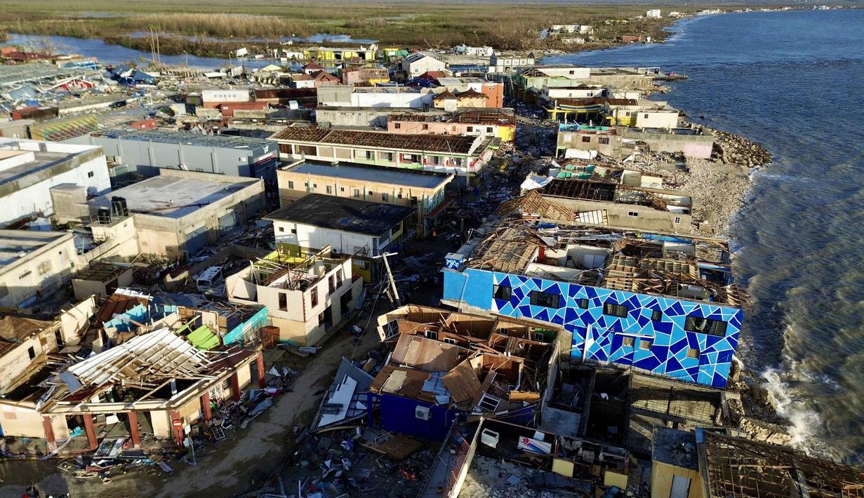 Pemandangan udara bangunan-bangunan yang rusak akibat Badai Melissa di Black River, St. Elizabeth, Jamaika, pada 29 Oktober 2025. Perdana Menteri Jamika, Andrew Holness, menyatakan seluruh wilayah negara sebagai "zona bencana" akibat terjangan badai yang belum pernah terjadi sebelumnya. (Ricardo MAKYN/AFP)