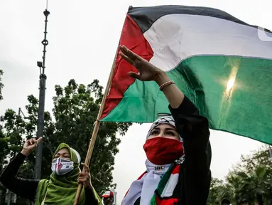 Pengunjuk rasa mengikuti aksi solidaritas untuk Palestina di depan Kedubes Amerika Serikat, Jumat (21/5/2021). Aksi yang diikuti berbagai elemen masyarakat dan ormas itu mengutuk serangan Israel dan mengajak masyarakat Indonesia untuk mendukung dan membantu Palestina. (Liputan6.com/Faizal Fanani)