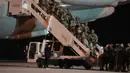<p>Kekacauan di Sudan menyebabkan para diplomat dan pekerja bantuan asing membawa puluhan anak dan ratusan pekerja bantuan serta diplomat pada perjalanan yang berbahaya keluar dari Sudan. (AP Photo/Gregorio Borgia)</p>
