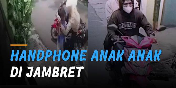 VIDEO: Sedang Jalan di Pinggir Jalan, Handphone Anak-Anak di Jambret Pencuri