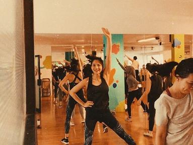 Olahraga merupakan kebutuhan untuk semua orang, termasuk bagi Putri Marino. Berawal dari hobi, bintang serial Layangan Putus ini rupanya benar-benar jatuh cinta pada zumba. Diketahui, istri Chicco Jerikho ini sudah menekuni olahraga tersebut sejak sekitar lima tahun yang lalu. (Liputan6.com/IG/@putrimarino)