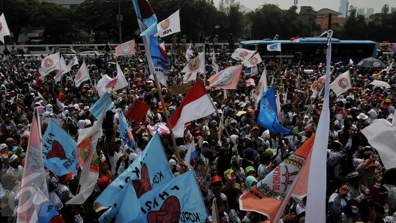 20150915-Ini Curhatan Ribuan Guru Honorer di Depan Gedung DPR-Jakarta