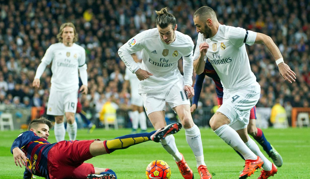 Bek Barcelona, Gerard Pique, berusaha menghadang pemain Madrid, Gareth Bale dan Karim Benzema, dalam laga La Liga Spanyol di Stadion Santiago Bernabeu, Madrid, Minggu (22/11/2015) dini hari WIB. (AFP Photo/Curto de la Torre)
