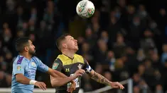 Pemain  Southampton, Pierre-Emile Hoejbjerg berebut bola dengan pemain sayap Manchester City Riyad Mahrez pada babak ketiga  Carabao Cup 2019/2020 di Stadion Etihad, Selasa (29/10/2019). Manchester City melaju mulus ke perempat final setelah menang 3-1 atas Southampton. (AP/Rui Vieira)