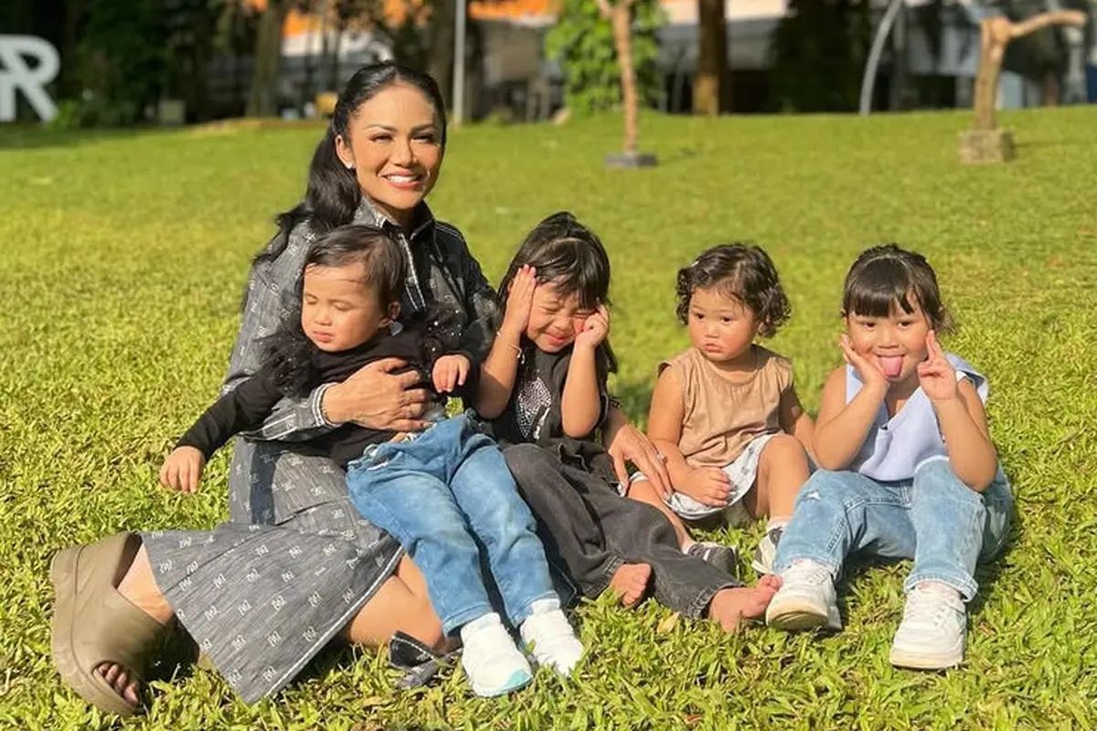 Gaya Dua Anak Aurel Hermansyah saat Dimomong Krisdayanti Keliling Jakarta