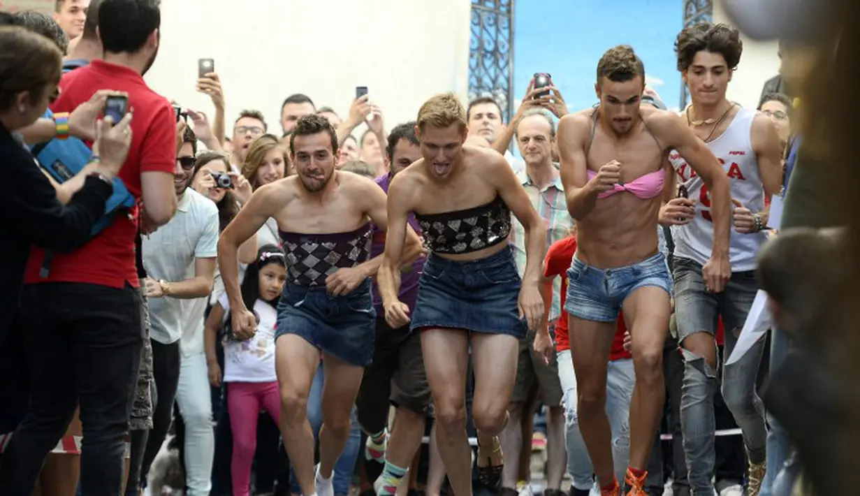 Para peserta mengikuti lomba lari dengan high heels dalam perayaan Gay Pride di Madrid, Spanyol, (3/7/14). (AFP PHOTO/Gerard Julien)