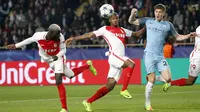 Sundulan pemain AS Monaco, Tiemoue Bakayoko (kiri) mebobol gawang Manchester City pada leg kedua Babak 16 Besar Liga Champions di Louis II stadium, Monaco, Rabu(15/3/2016). Manchester City kalah 1-3. (AP/Claude Paris)