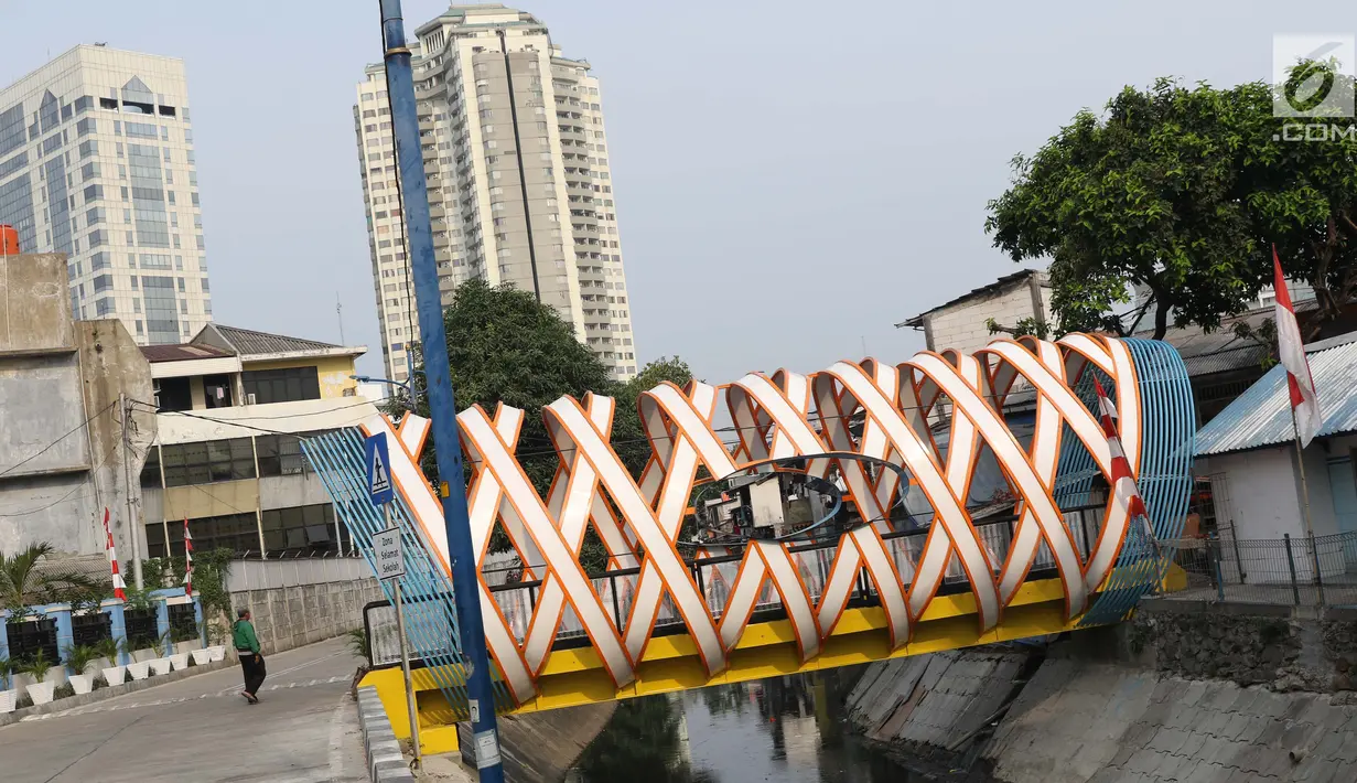 Tampilan Jembatan Ketupat di Jalan Gajah Mada, Petojo, Jakarta, Kamis (8/8/2019). Jembatan Ketupat memiliki bentang 12,5 meter dan lebar 2,5 meter dengan waktu pengerjaan selama 45 hari. (Liputan6.com/Helmi Fithriansyah)