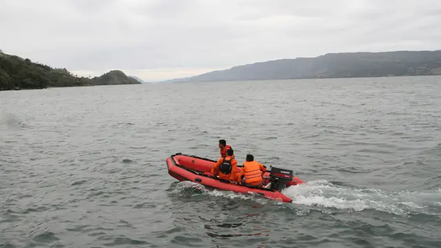 Cuaca Buruk Hambat Pencarian Korban Kapal Tenggelam di Danau Toba
