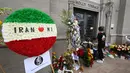 Penggemar berkumpul di luar tempat peristirahatan terakhir Michael Jackson di mausoleum Holly di Terrace Forest Lawn Cemetery, California, Selasa (25/6/2019). Tepat pada hari ini sepuluh tahun yang lalu berita kematian King of Pop Michael Jackson sempat mengguncang dunia. (Robyn Beck/AFP)