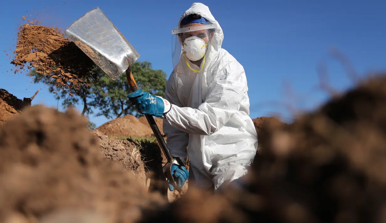 Seorang pekerja menggali tanah kuburan di pemakaman San Vicente di Cordoba, Argentina, 14 April 2020. Pemerintah kota di provinsi Argentina tengah, Cordoba telah menggali sekitar 250 kuburan untuk mengantisipasi peningkatan korban jiwa dari pandemi Covid-19. (AP/Nicolas Aguilera)