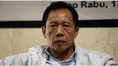 Kepala BIN Sutiyoso datang ke lokasi ledakan di Starbucks, Jalan Thamrin, Jakarta Pusat. Mantan Gubernur DKI ini berubah ekspresinya saat ditanya soal peristiwa pengeboman di kawasan Sarinah. Terlebih, saat intelijen diduga kecolongan atas kasus ini.