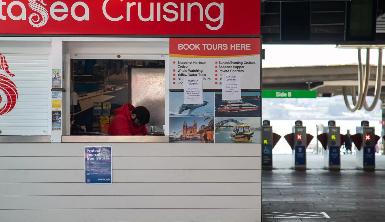 Segelintir wisatawan terlihat di sebuah biro perjalanan di Sydney, Australia, pada 1 September 2020. Sektor pariwisata di Australia terdampak parah oleh pandemi COVID-19. (Xinhua/Hu Jingchen)