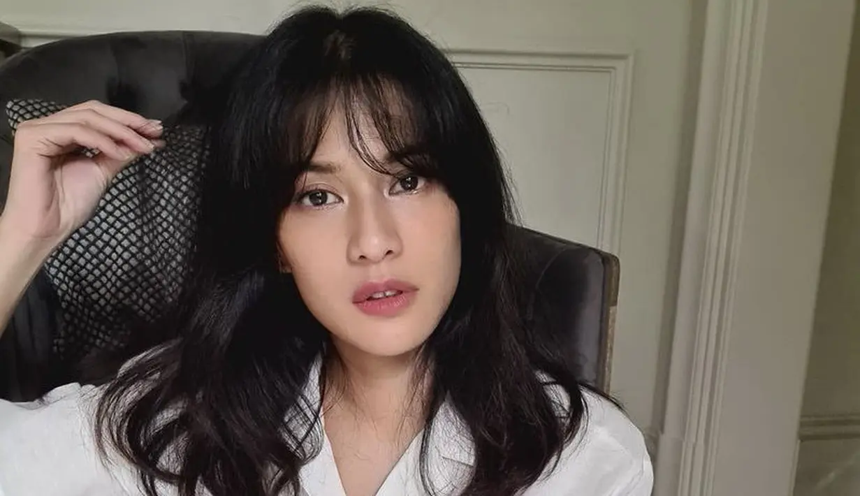 Ibu dua anak ini pun tampil cute dengan rambut sepundak yang ia beri poni depan. @therealdisastr