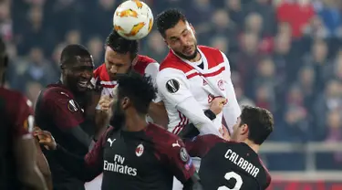 Pemain Olympiakos Piraeus, Miguel Ángel Guerrero dan Jagos Vukovic berebut bola dengan pemain AC Milan, Cristian Zapata dalam laga keenam Grup F Liga Europa di Stadion Georgios Karaiskakis, Kamis (13/12). AC Milan takluk 1-3. (AP/Petros Giannakouris)