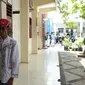 Tunanetra mencoba topi canggih pengganti tongkat (Liputan6.com/ Dian Kurniawan)