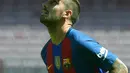 Striker Barcelona, Paco Alcacer, mengontrol bola dengan kepala saat diperkenalkan sebagai pemain baru. Kepindahan Alcacer mengikuti seniornya David Villa yang juga pernah hijrah dari Valencia ke Barcelona. (AFP/Lluis Gene)
