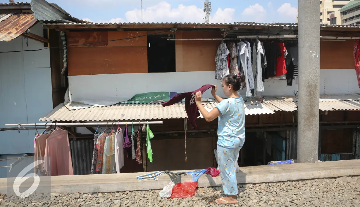 Seorang warga menjemur pakaian di kawasan Kampung bandan, Jakarta, Selasa (28/7/2015). Pemprov DKI Jakarta berencana menata sekitar Stasiun dengan membangun rumah susun yang memanfaatkan lahan milik PT KAI. (Liputan6.com/Faizal Fanani)