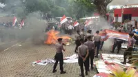 Demo berlangsung ricuh di depan gedung KPK, Jumat (13/9/2019). (Liputan6.com/ Nanda Perdana Putra).