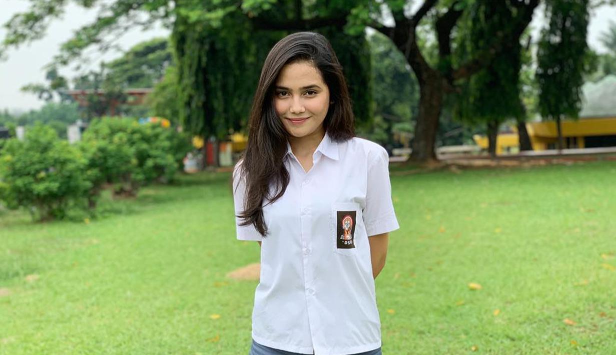 FOTO: Gaya Syifa Hadju Pakai Seragam SMA, Cantik Memesona - Hot Liputan6.com