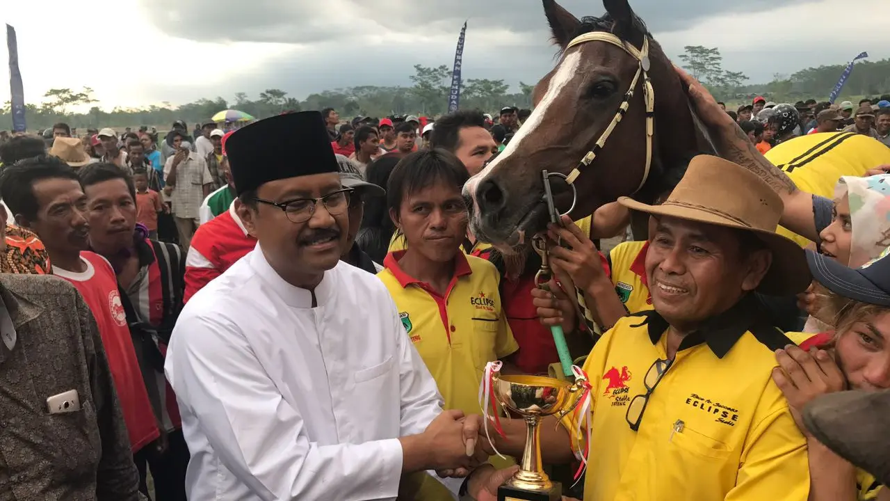 Gus Ipul memberikan piala dalam lomba pacuan kuda