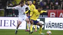 Penyerang Swedia Robin Quaison berusaha mengontrol bola dari kawalan pemain Spanyol Fabian Ruiz pada pertandingan Grup F Piala Eropa 2020 di Friends Arena, Stockholm (15/10/2019). Spanyol bermain imbang 1-1 dan memastikan diri lolos ke putaran final Piala Eropa 2020. (AFP Photo/Jonathan Nackstrand)
