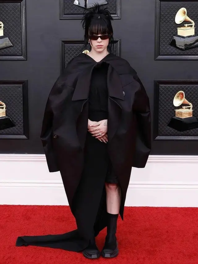 Billie Eilish dalam outfit serba hitam rancangan Rick Owens di Grammy 2022