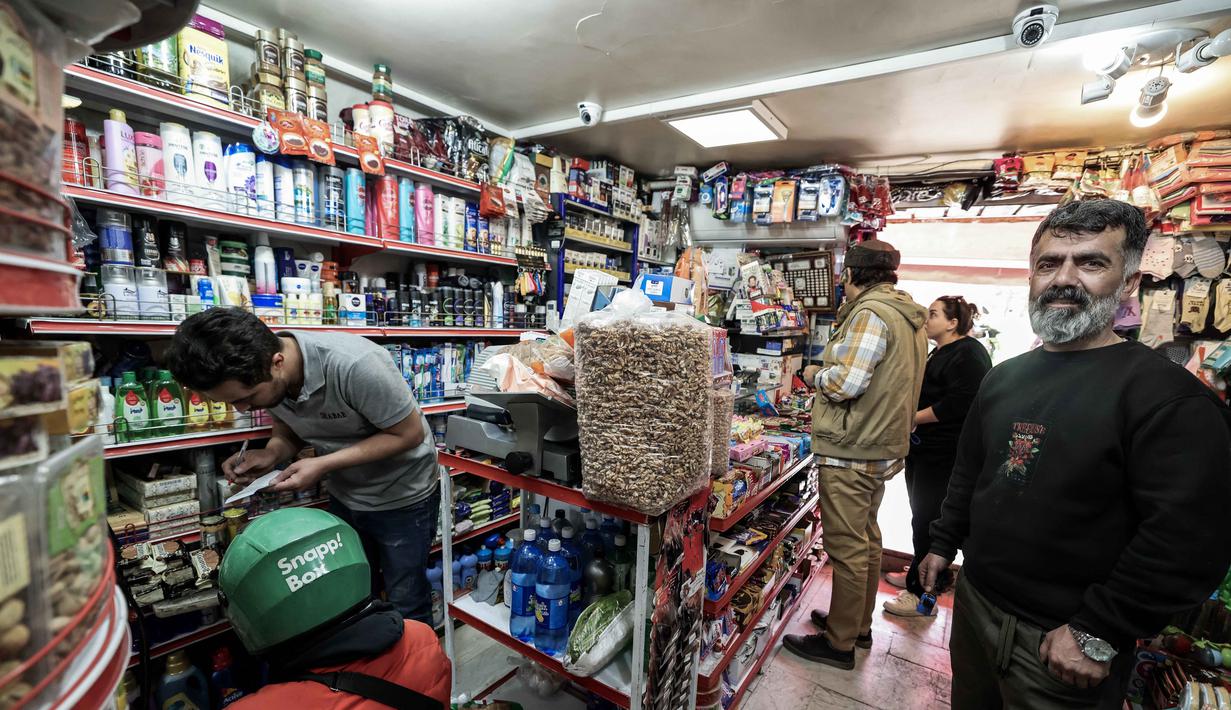 Amerika Serikat dan Israel melancarkan serangan terhadap Iran pada Sabtu 28 Februari 2026. Tampak dalam foto, orang-orang berbelanja bahan makanan di sebuah toko di Teheran, Iran pada Sabtu 28 Februari 2026. (Atta KENARE/AFP)