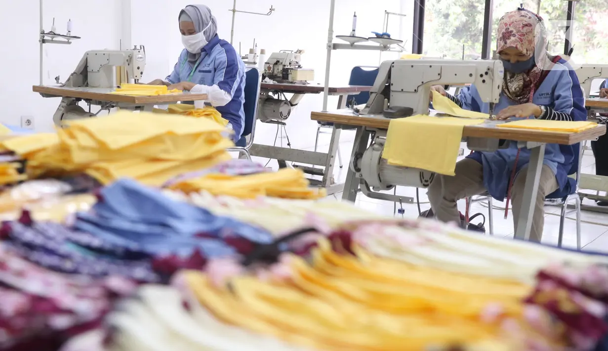Peserta pelatihan kerja menjahit masker dari bahan kain di Balai Latihan Kerja (BLK) Larangan, Tangerang, Senin (6/4/2020). Pemkot Tangerang memproduksi sendiri masker kain untuk didistribusikan ke wilayah Tangerang guna mencegah penyebaran virus corona Covid-19. (Liputan6.com/Angga Yuniar)