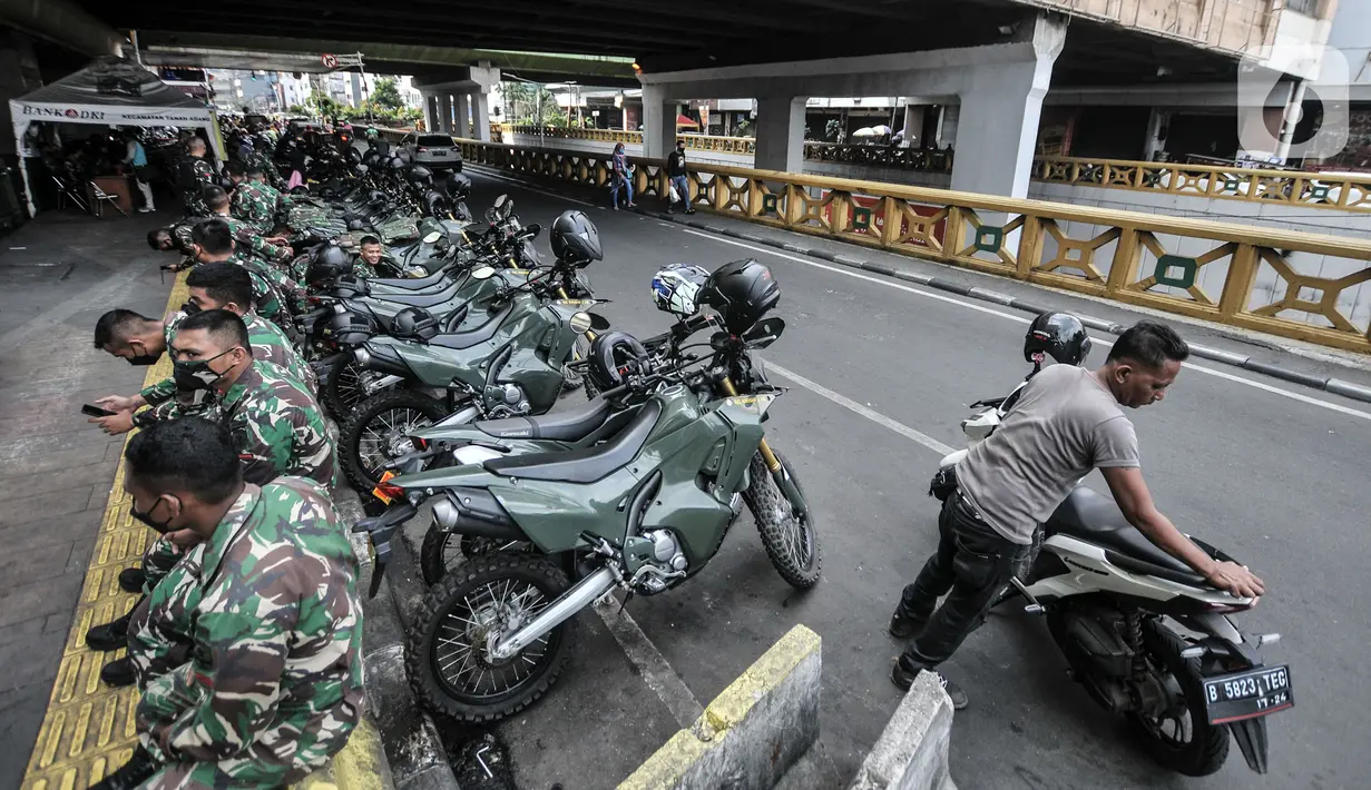 Anggota TNI berjaga di salah satu pintu masuk Blok B Pasar Tanah Abang, Jakarta, Minggu (2/5/2021). Petugas gabungan TNI, Polri, dan Satpol PP memperketat penjagaan di tiap pintu masuk Blok A dan B Pusat Grosir Tanah Abang guna mencegah kerumunan pengunjung. (merdeka.com/Iqbal S Nugroho)