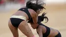 Dua wanita adat sedang bergulat dalam pertandingan yang disebut Huka Huka pada Olimpiade bagi Masyarakat adat, Palmas, Brasil, (30/10/2015). Masyarakat adat dari 22 negara di dunia ikut memeriahkan acara ini. (REUTERS/Ueslei Marcelino)