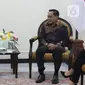 Wakil Presiden Ma'ruf Amin berbincang dengan Direktur PT Surya Citra Media (SCM) Imam Sudjarwo di Kantor Wakil Presiden, Jakarta, Senin (20/1/2020). Kunjungan SCM tersebut untuk bersilaturahmi serta mengenalkan program program SCTV dan Indosiar. (Liputan6.com/Angga Yuniar)