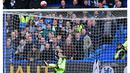 Pemain Manchester City, Nicolas Otamendi, menghalau bola di depan gawangnya saat melawan Chelsea pada lanjutan Liga Inggris di Stadion Stamford Bridge, London, Sabtu (16/4/2016). (AFP/Ben Stansall)