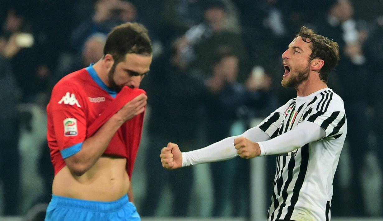 Ekspresi kegembiraan pemain Juventus, Claudio Marchisio (kanan), kontras dengan mimik kesedihan striker Napoli, Gonzalo Higuain, dalam lanjutan Serie A Italia di Stadion Juventus, Turin, (13/2/2016). (AFP/Giuseppe Cacace)