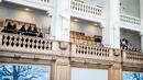 Sejumlah perempuan mengenakan niqab duduk di antara hadirin di Parlemen Denmark di Kopenhagen, Denmark (31/5). Aturan baru itu dikecam para aktivis hak asasi manusia sebagai aturan yang tidak perlu. (Mads Claus Rasmussen / Ritzau Scanpix / AFP)
