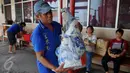Patung yang telah dicuci dikembalikan kembali kedalam klenteng Dharma Bhakti, Jakarta, Minggu, (31/1). Tahun baru imlek China 2567 jatuh pada tanggal 8 februari 2016. (Liputan6.com/Gempur M Surya)  