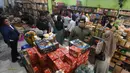 Pembeli melakukan pembayaran kue kering pada toko kue yang berada di sekitar Pabrik Kue Khong Guan di Ciracas, Jakarta Timur, Rabu (26/3/2025). (merdeka.com/Arie Basuki)