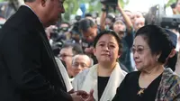 Presiden ke-6 RI Susilo Bambang Yudhoyono bersalaman dengan Presiden ke-5 RI Megawati Soekarnoputri usai prosesi pemakaman Ani Yudhoyono di TMP Kalibata, Jakarta, Minggu (2/6/2019). Megawati Soekarnoputri hadir bersama putrinya Puan Maharani dengan gaun hitam. (Liputan6.com/HO/Rangga)