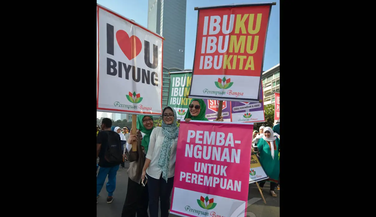 Sejumlah perempuan membawa berbagai poster saat melakukan aksi damai memperingati Hari Ibu di Bundaran HI, Jakarta (21/12/2014). (Liputan6.com/Herman Zakharia)