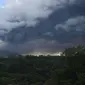 Gunung Sinabung yang kembali memuntahkan abu vulkanik tebal, saat dipantau dari wilayah Karo (7/5/2019). Ketinggian abu vulkanik yang terpantau dari wilayah Karo mencapai ketinggian 2000 meter. (AFP Photo/Handout /BNBP)