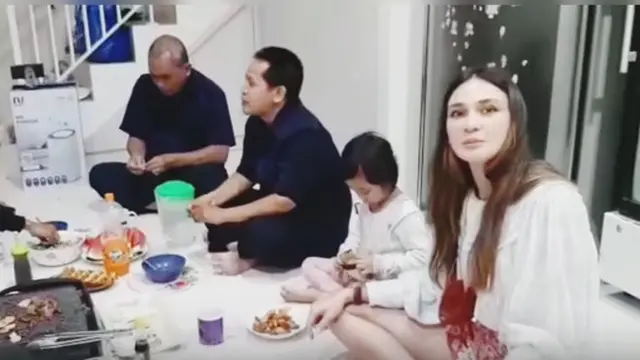 Luna Maya lesehan