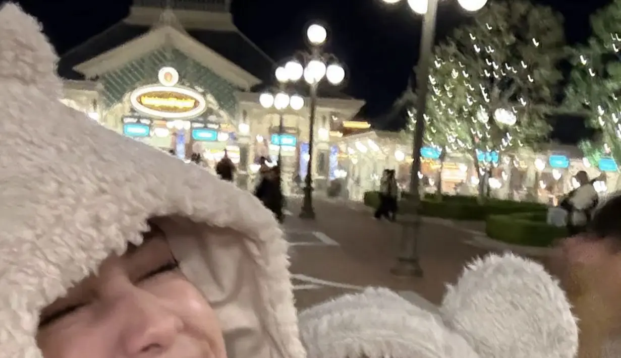 Syifa Hadju mengunggah kebersamaan bersama sang ibunda. Ia tampak kompak mengenakan jaket berbulu lengkap dengan hoodie bertelinga saat liburan. [@syifahadju]