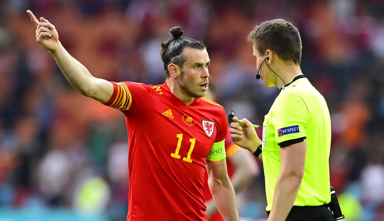Pemain Wales Gareth Bale (kiri) berdebat dengan wasit Daniel Siebert saat melawan Wales pada pertandingan babak 16 besar Euro 2020 di Johan Cruyff Arena, Amsterdam, Belanda, Sabtu (26/6/2021). Denmark menang 4-0. (Olaf Kraak/Pool via AP)
