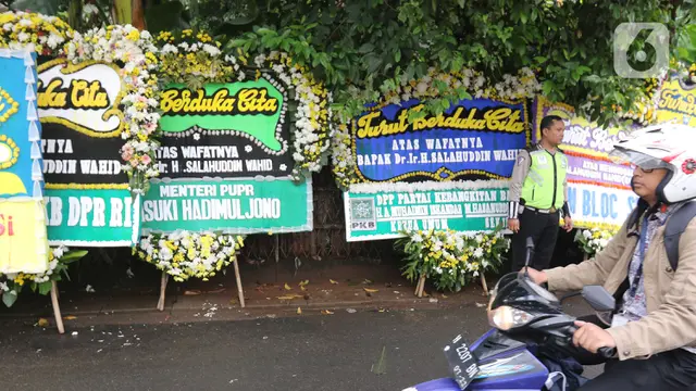 Banjir Karangan Bunga di Rumah Gus Sholah