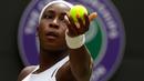 Petenis AS, Cori Gauff bersiap melakukan servis ke arah lawannya petenis Romania, Simona Halep pada babak keempat Wimbledon 2019 di All England Lawn Tennis Club, Senin (8/7/2019). Petenis 15 tahun itu ditundukkan Halep, yang unggulan ke-7 turnamen, dengan skor 3-6, 3-6. (AP/Kirsty Wigglesworth)