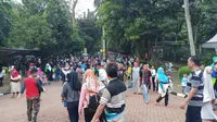 Warga mengunjungi tempat wisata Kebun Binatang Ragunan Jakarta Selatan. (Liputan6.com/Ady Anugrahadi)