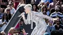 Gaya Katy Perry saat menghibur penggemarnya di Ramon C. Cortines School of Visual and Performing Arts di Los Angeles, California, AS (12/6). (AFP Photo)