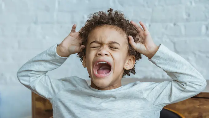 Contoh ilustrasi anak ngambek atau cranky hingga menangis