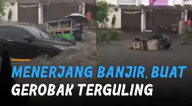 Sebuah mobil terjang banjir di jalan merugikan orang lain.